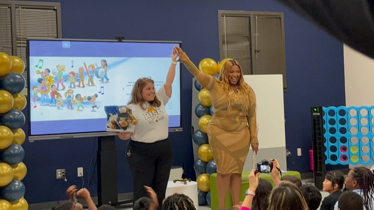 MatturroMEd's tweet photo. What a special treat to get to welcome back former @HicksTigers, singer songwriter Lizzo!!! Not only did our students get to hear her read her new book but she invited them to sing our school song together!!!! #OnceaTigerAlwaysaTiger ๐ฏ #LilLizzo #SashaBFlootin ๐๐ถ๐ https://t.co/0wKi9vtJ6e