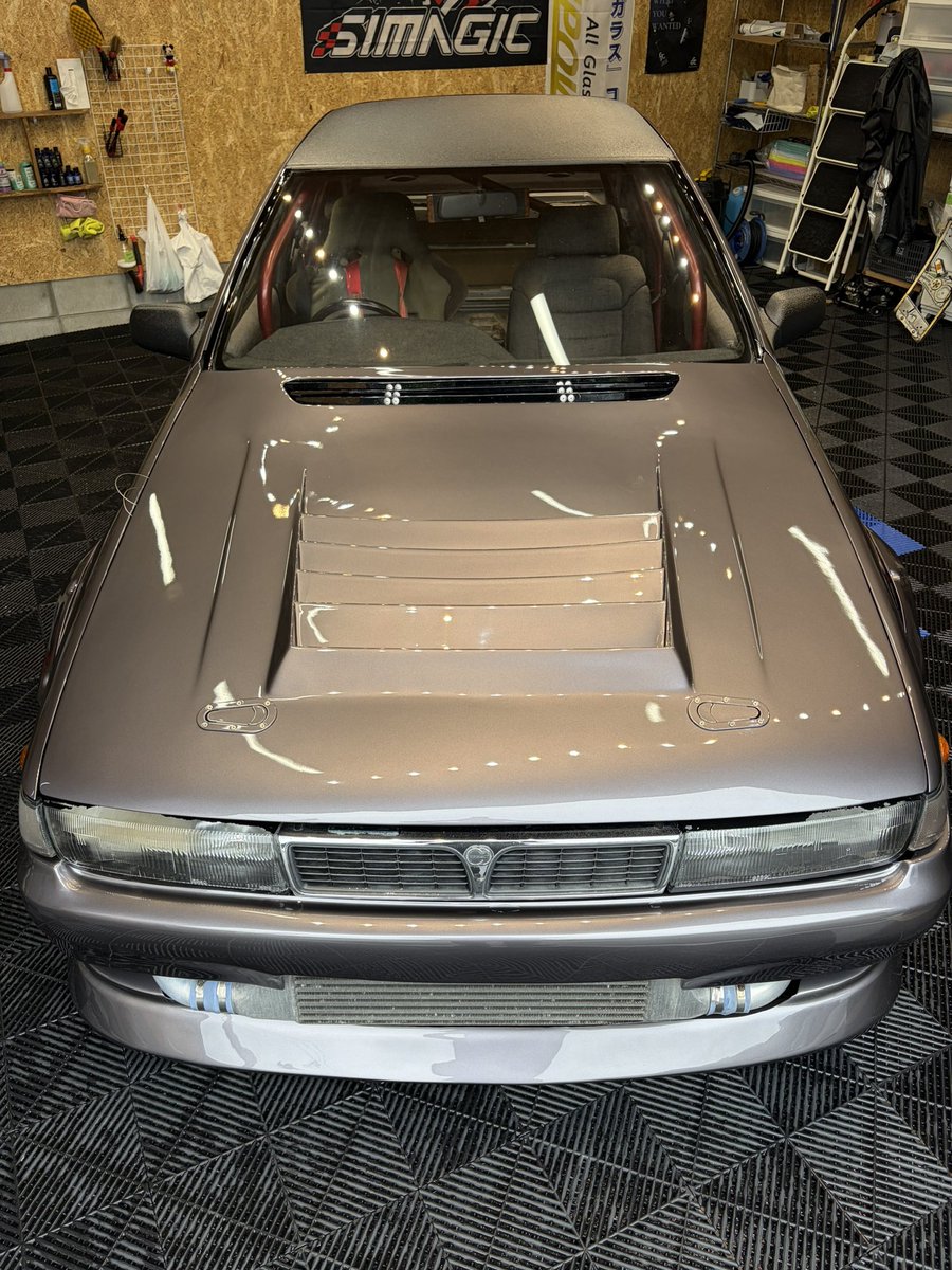 genoudou1993's tweet photo. A31セフィーロの施工が完了！
このツライチと迫力のワイドボディに、ガラスコーティングの深みのあるツヤが加わって存在感がエグいことになってます🔥
サーキットで映えるのはもちろん、ガレージでも見惚れる仕上がり✨
販売価格¥3,500,000-
#a31 #セフィーロ #コーティング https://t.co/iss9G52eH5