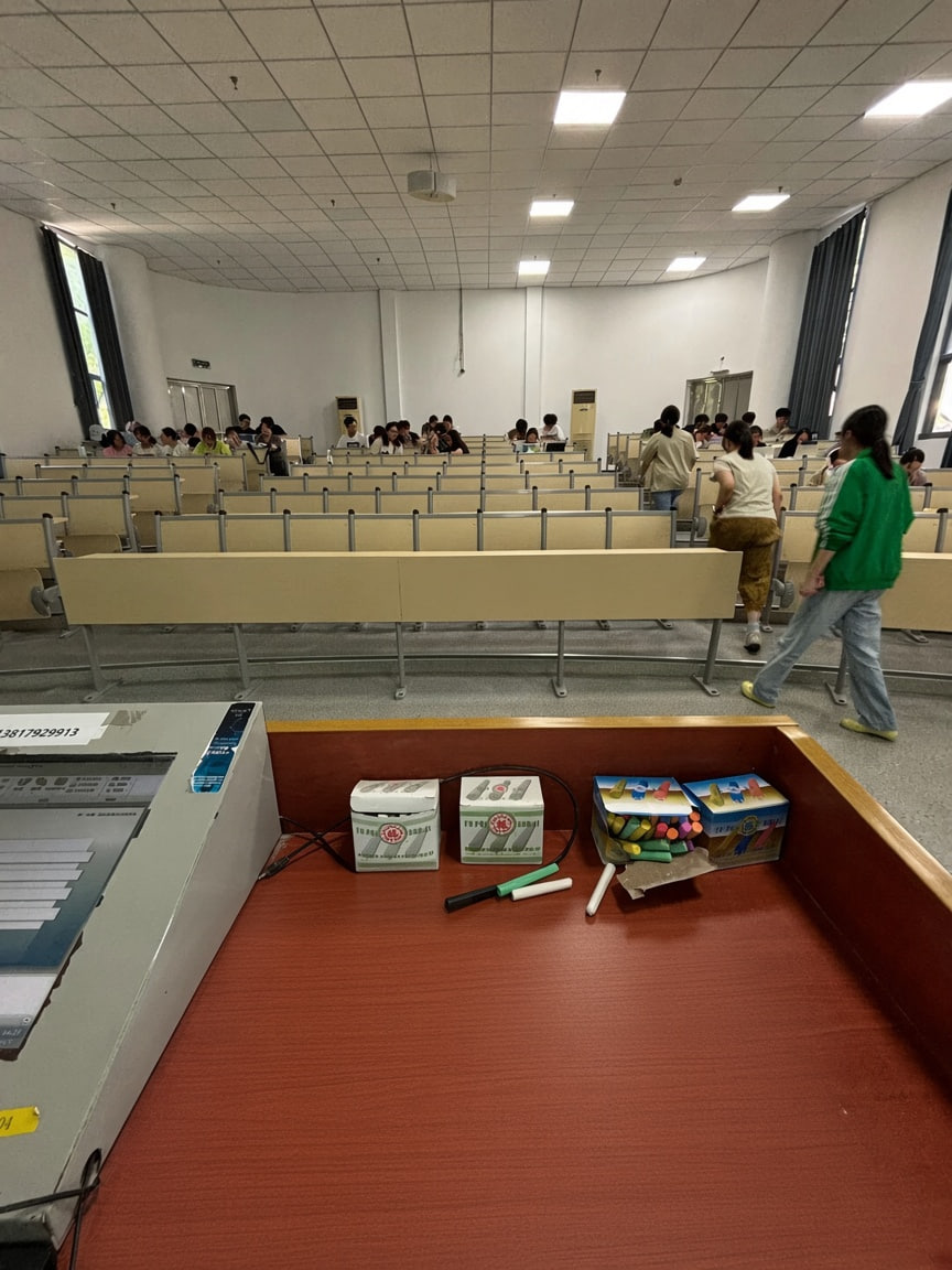 kusegepand12's tweet photo. 世界上最遥远的距离，就是我在讲台的这头，同学们在教室的那头 https://t.co/6pCutiEW09