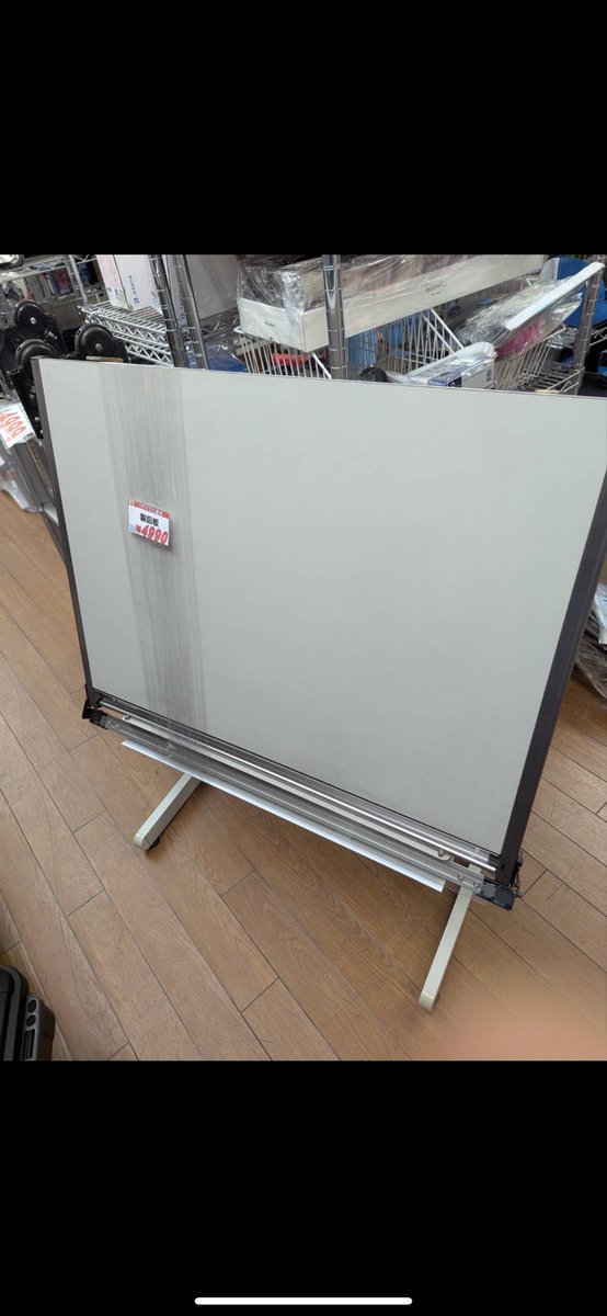 tana__emon's tweet photo. 過去仕入れを掘り返す。

MUTOHの製図板。
仕入れ 4,990円

正直、デカい。重い。送料も高い。
こういう商品は「高く売れた」だけ見ても判断を誤る。

実際の結果は、

販売価格 60,500円
手数料 6,050円
送料 8,600円
実利益 40,860円

当時の売却履歴を見ても、
38,300円、43,000円、55,000円あたりで成約。

こういう過去の仕入れと販売結果をTanqlに残しておくと、
次に似た商品を見つけた時に
「いくらで売れたか」だけじゃなく「最終的にいくら残ったか」まで振り返れる。

仕入れの勘を、少しずつデータに変えていく。