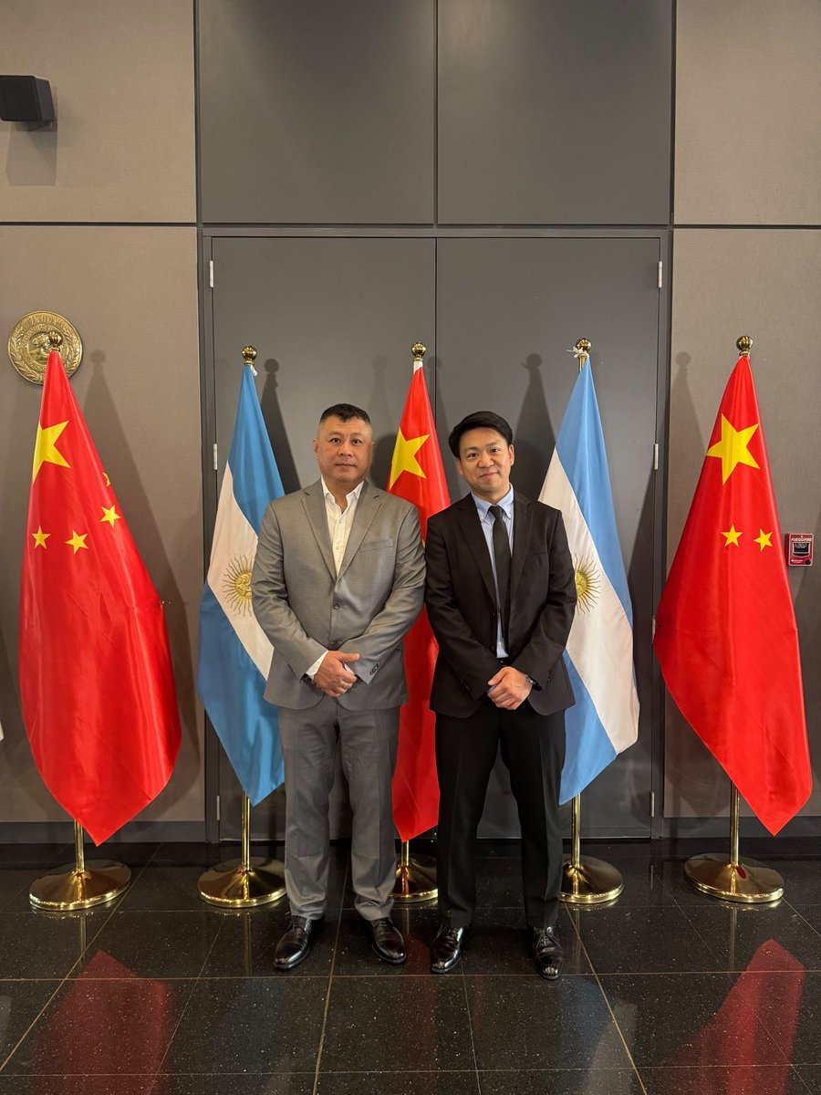 IanChiCheng's tweet photo. Acompañamos la ceremonia por el 77° aniversario de la fundación de la República Popular China con el Embajador Wang Wei. 

Reafirmamos el diálogo y la cooperación estratégica para el desarrollo de Argentina. 

Gracias a la Embajada por la invitación. 🇨🇳 🇦🇷 https://t.co/KYPJbLfmV5