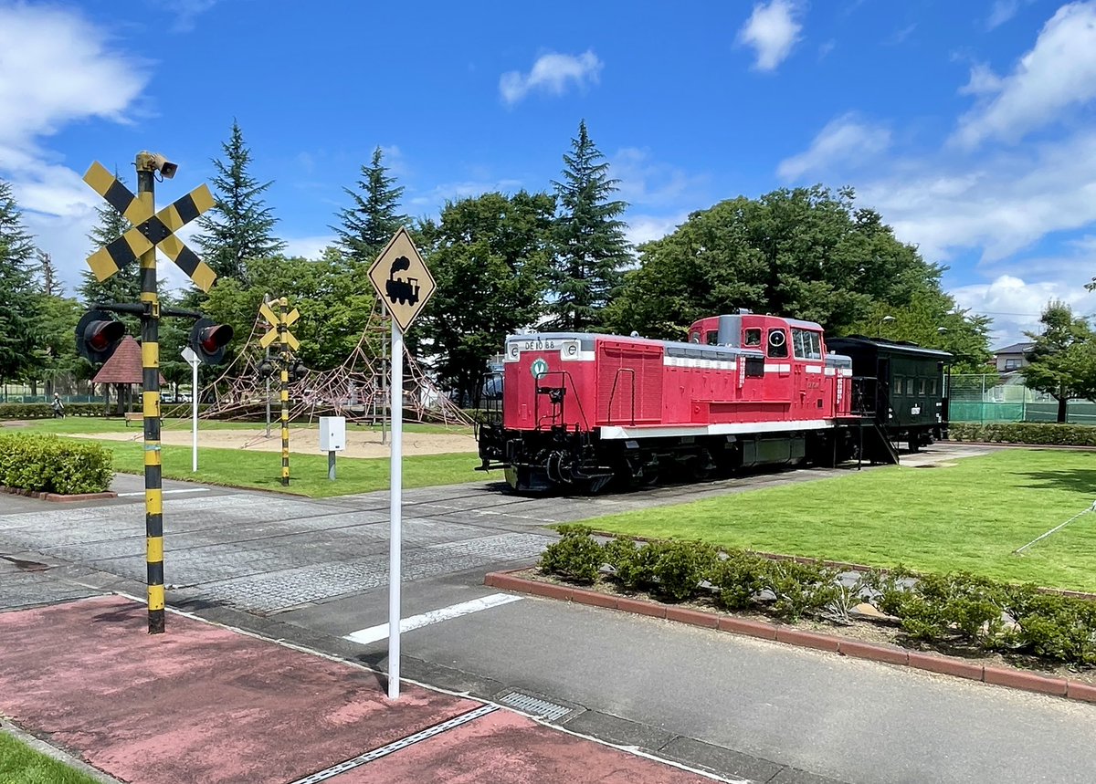 mlive62256484's tweet photo. 少し前に見学した交通公園にあるDE10。
屋根無し保存でしたが外装は綺麗、足回り黒いのが不思議感覚。
内装は痛みが激しい・・ https://t.co/dbiHOPlLht