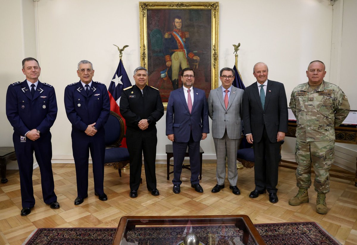 mindefchile's tweet photo. El ministro de Defensa, Fernando Barros, encabezó una reunión de coordinación junto al canciller Francisco Pérez Mackenna, autoridades de Cancillería, el jefe del Estado Mayor Conjunto y los Comandantes en Jefe del Ejército, Armada y Fuerza Aérea.

Trabajo conjunto por 🇨🇱 https://t.co/KEHLvvA5JB