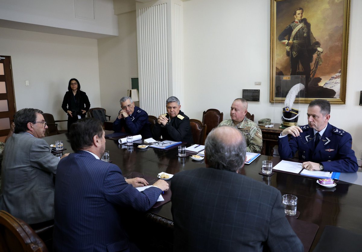 mindefchile's tweet photo. El ministro de Defensa, Fernando Barros, encabezó una reunión de coordinación junto al canciller Francisco Pérez Mackenna, autoridades de Cancillería, el jefe del Estado Mayor Conjunto y los Comandantes en Jefe del Ejército, Armada y Fuerza Aérea.

Trabajo conjunto por 🇨🇱 https://t.co/KEHLvvA5JB