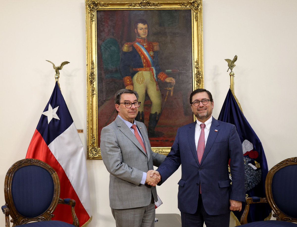 mindefchile's tweet photo. El ministro de Defensa, Fernando Barros, encabezó una reunión de coordinación junto al canciller Francisco Pérez Mackenna, autoridades de Cancillería, el jefe del Estado Mayor Conjunto y los Comandantes en Jefe del Ejército, Armada y Fuerza Aérea.

Trabajo conjunto por 🇨🇱 https://t.co/KEHLvvA5JB