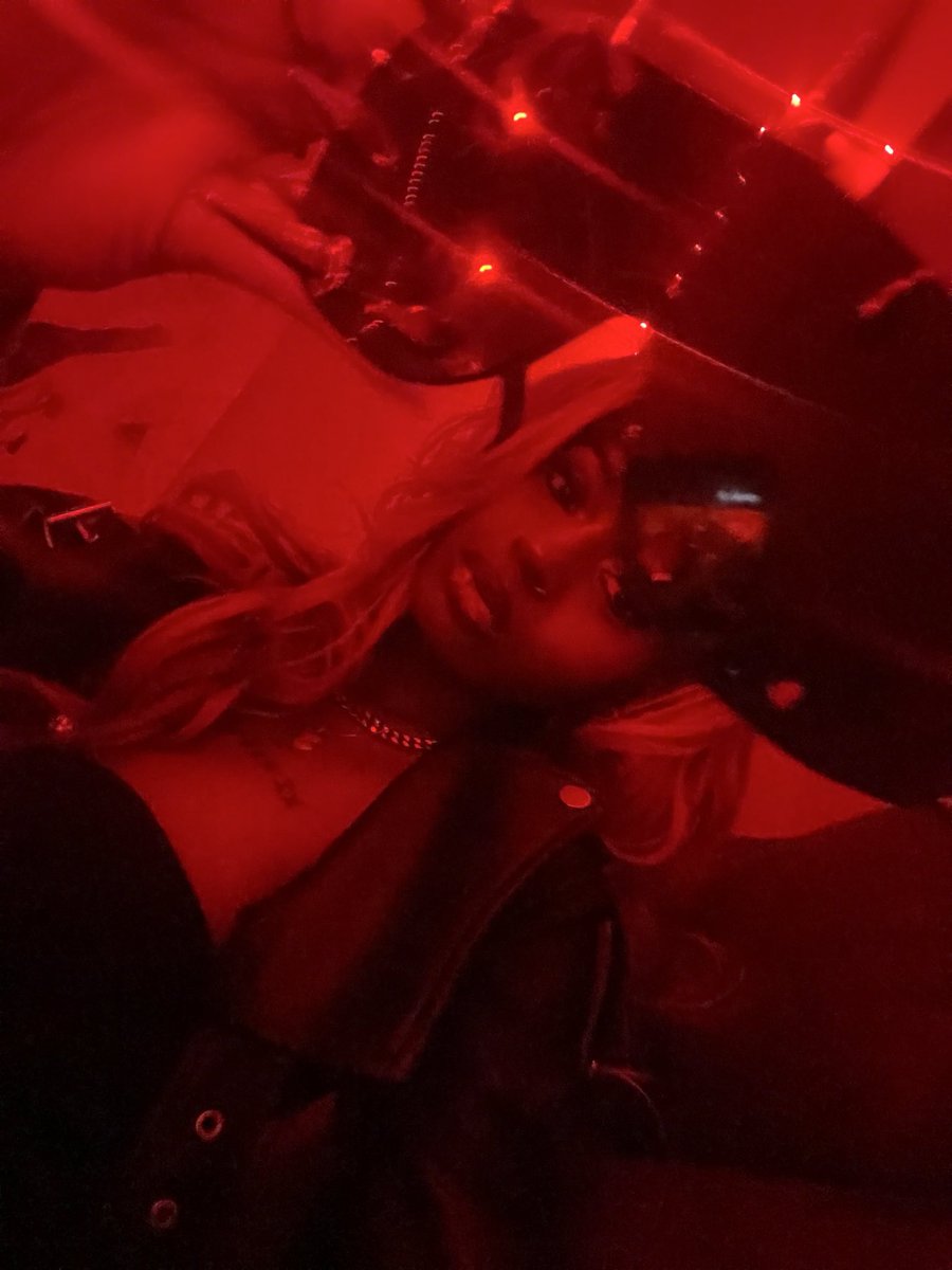 1nsimonee's tweet photo. i haven’t been on here in foreverrrr #hbic #duhhimiconic https://t.co/pYNqbo2WZL