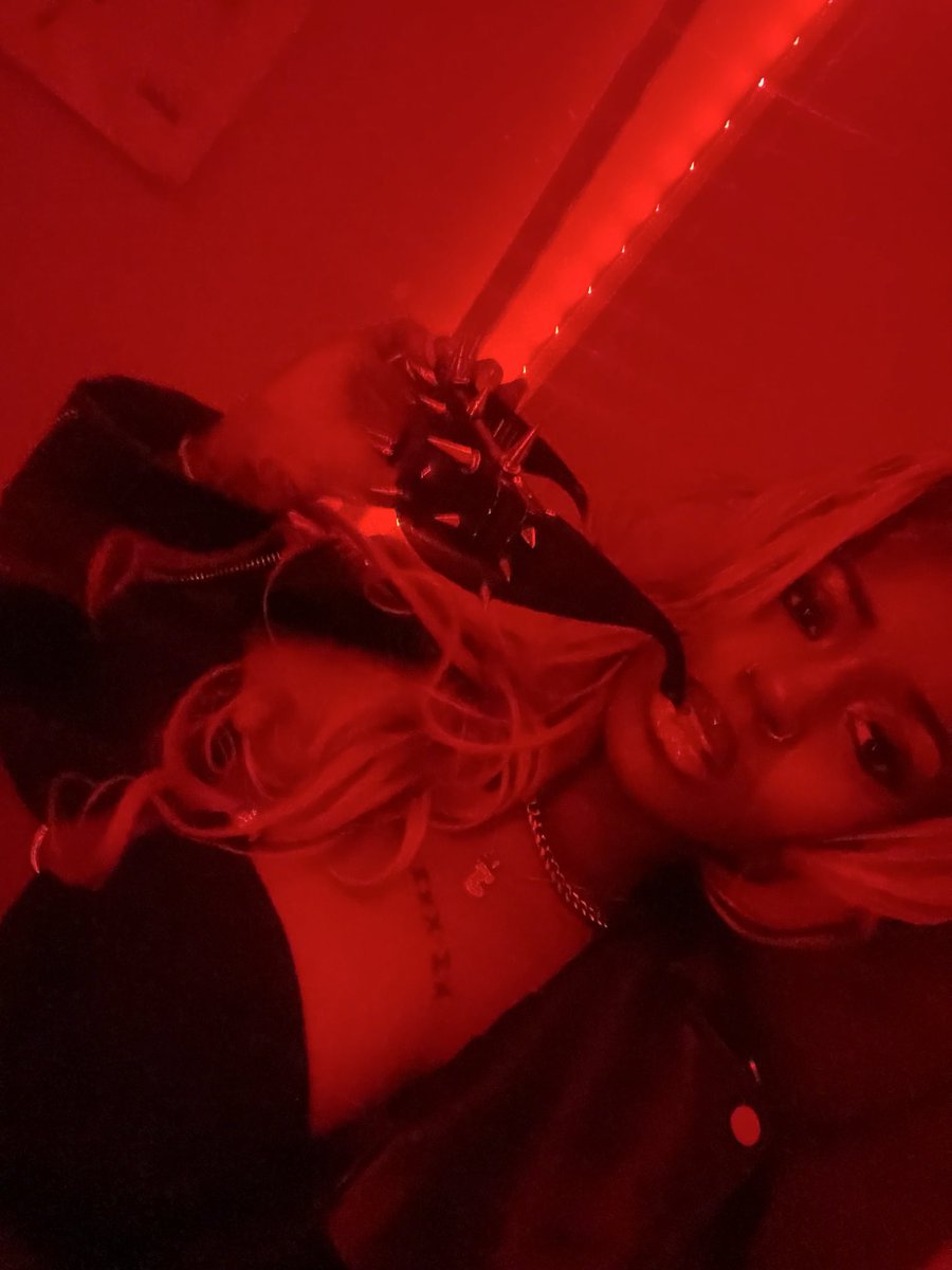 1nsimonee's tweet photo. i haven’t been on here in foreverrrr #hbic #duhhimiconic https://t.co/pYNqbo2WZL