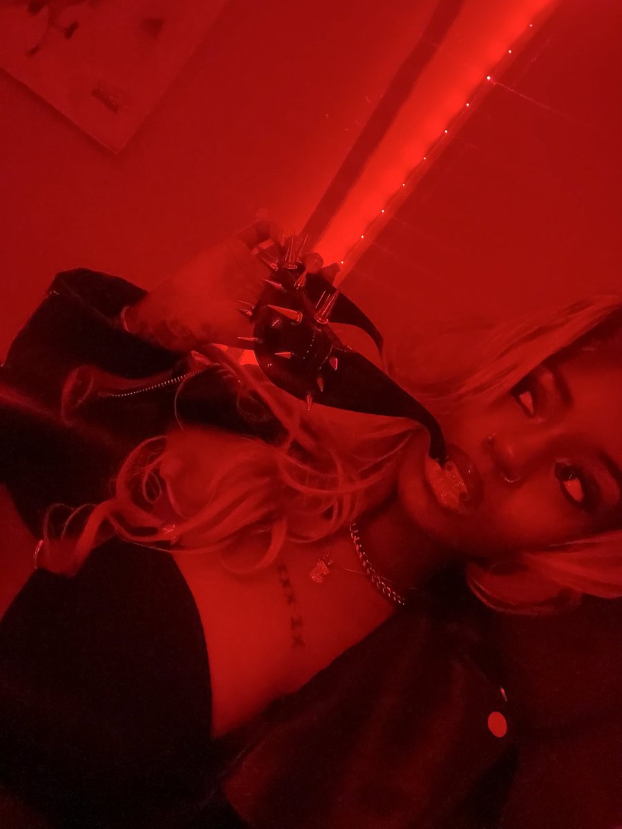 1nsimonee's tweet photo. i haven’t been on here in foreverrrr #hbic #duhhimiconic https://t.co/pYNqbo2WZL