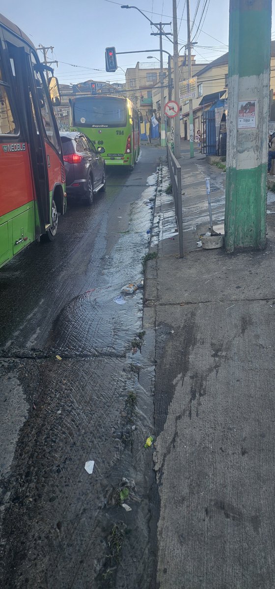 crgs0301's tweet photo. Señores de esval, esta agua servida lleva varios días corriendo en Av. Central Valparaíso y recorre varias cuadras principales, afectando a la gente en los paraderos y el mal olor.
Favor gestionar la pronta solucion al problema.
@_ESVAL https://t.co/4s7l2FqLxT