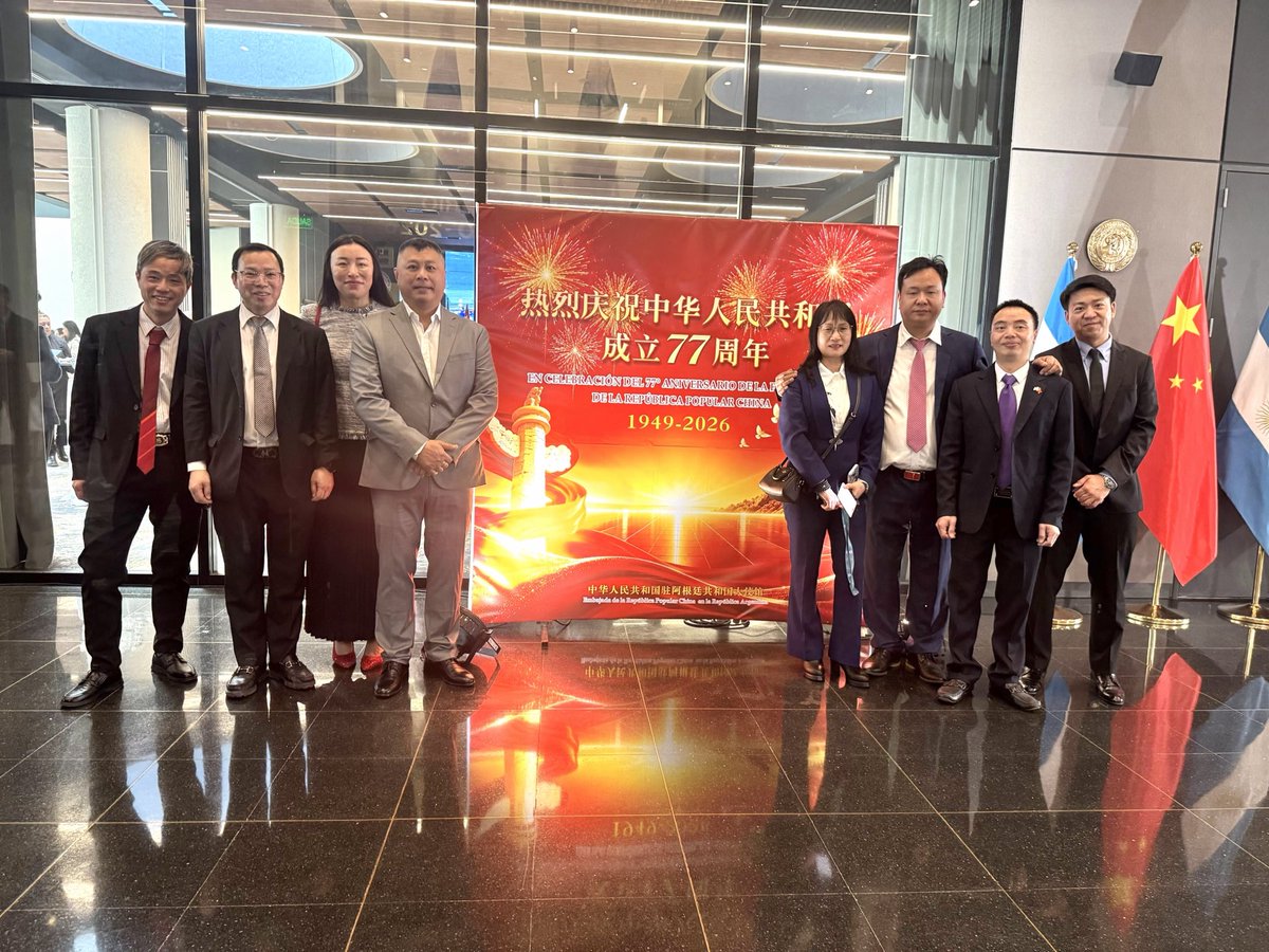 PabloYuc13's tweet photo. Acompañamos la celebración por el 77° aniversario de la República Popular China, encabezada por el Embajador Wang Wei. 

Creemos en el diálogo y en tender puentes comerciales que traigan inversiones y desarrollo a nuestro ecosistema productivo. 🇨🇳 🇦🇷 https://t.co/lzCpdm0c3v