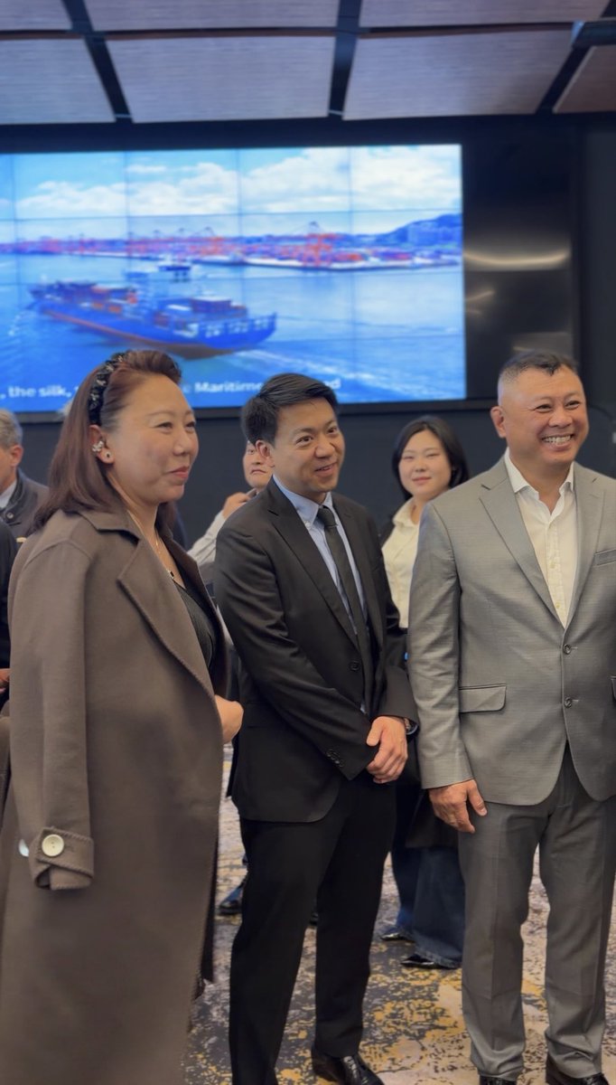 PabloYuc13's tweet photo. Acompañamos la celebración por el 77° aniversario de la República Popular China, encabezada por el Embajador Wang Wei. 

Creemos en el diálogo y en tender puentes comerciales que traigan inversiones y desarrollo a nuestro ecosistema productivo. 🇨🇳 🇦🇷 https://t.co/lzCpdm0c3v