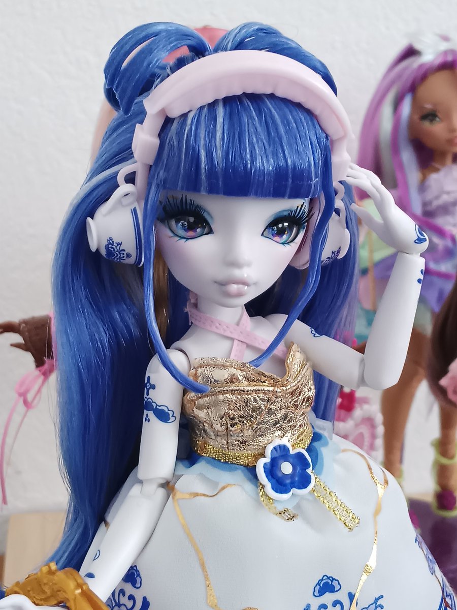CureW1ng's tweet photo. @sparklingbee Mirror Mi winning the award for most photogenic dolls of all time https://t.co/7ZuMn68FiT