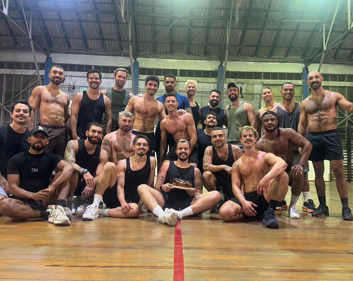 vrdinh's tweet photo. hoje jogamos gaymada e vocês infelizmente não vão poder criticar pois tem: platinado calvo negro drag queen gordinho daddy gogoboy neurodivergente bissexual usuario de patinete raver mineiro dentre outros grupos https://t.co/FAcTptVjRy
