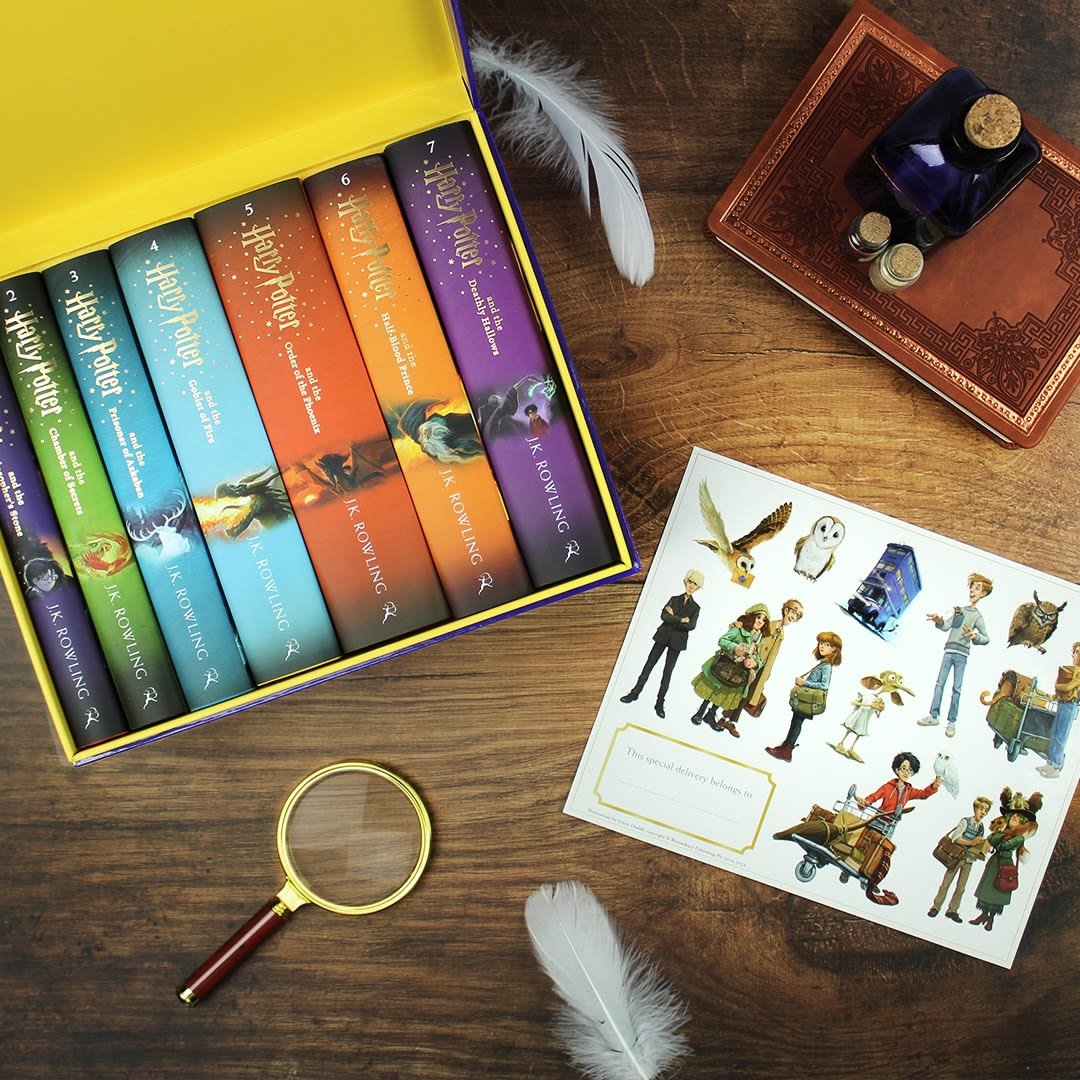 KelEdiciones's tweet photo. PROMO EN BOX SETS

Disfrutá de un 30% off en ediciones de lujo, de sagas bestsellers, autores muy leídos… Vas a encontrar opciones infantiles, juveniles y de adultos.

Esto es puro arte, solo en pedidos online: https://t.co/ukhWMjUhpr 📦 🎨 

Ph: editorial Bloomsbury 🦉 https://t.co/lbay9AQE8o