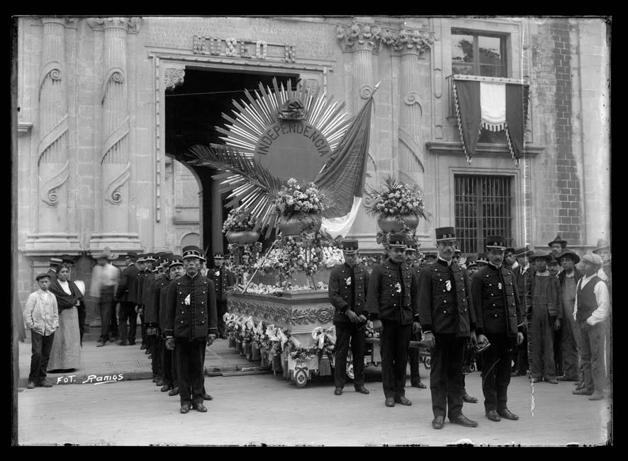 humbertovill68's tweet photo. Ciudad de México, 16 de septiembre de 1925. Uno de los armones preparados para trasladar los restos de los héroes de la Independencia desde la Catedral Metropolitana hasta la cripta de la Columna de la Independencia. Militares custodian el vehículo funerario, decorado con flores, la bandera nacional y un gran emblema con la palabra «INDEPENDENCIA».
Fotografía: Manuel Ramos.