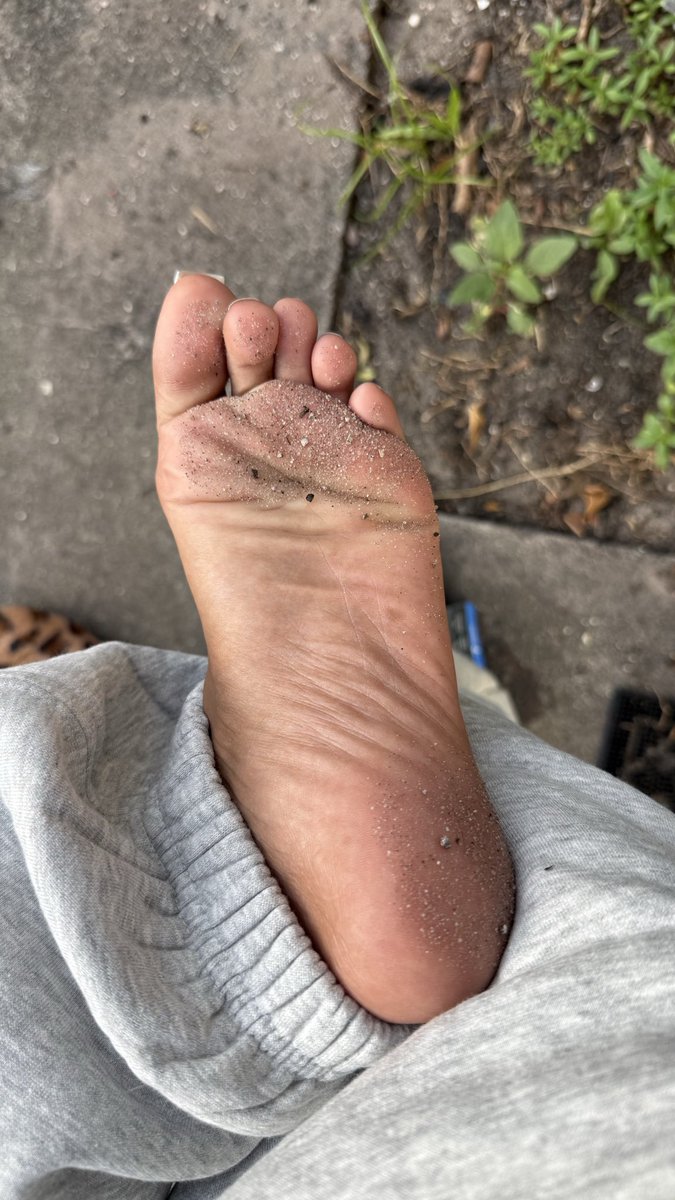 goddessStephzx's tweet photo. whoops I got my feet dirty 😩 lick it clean! 🤭 https://t.co/5jIfLtuLll