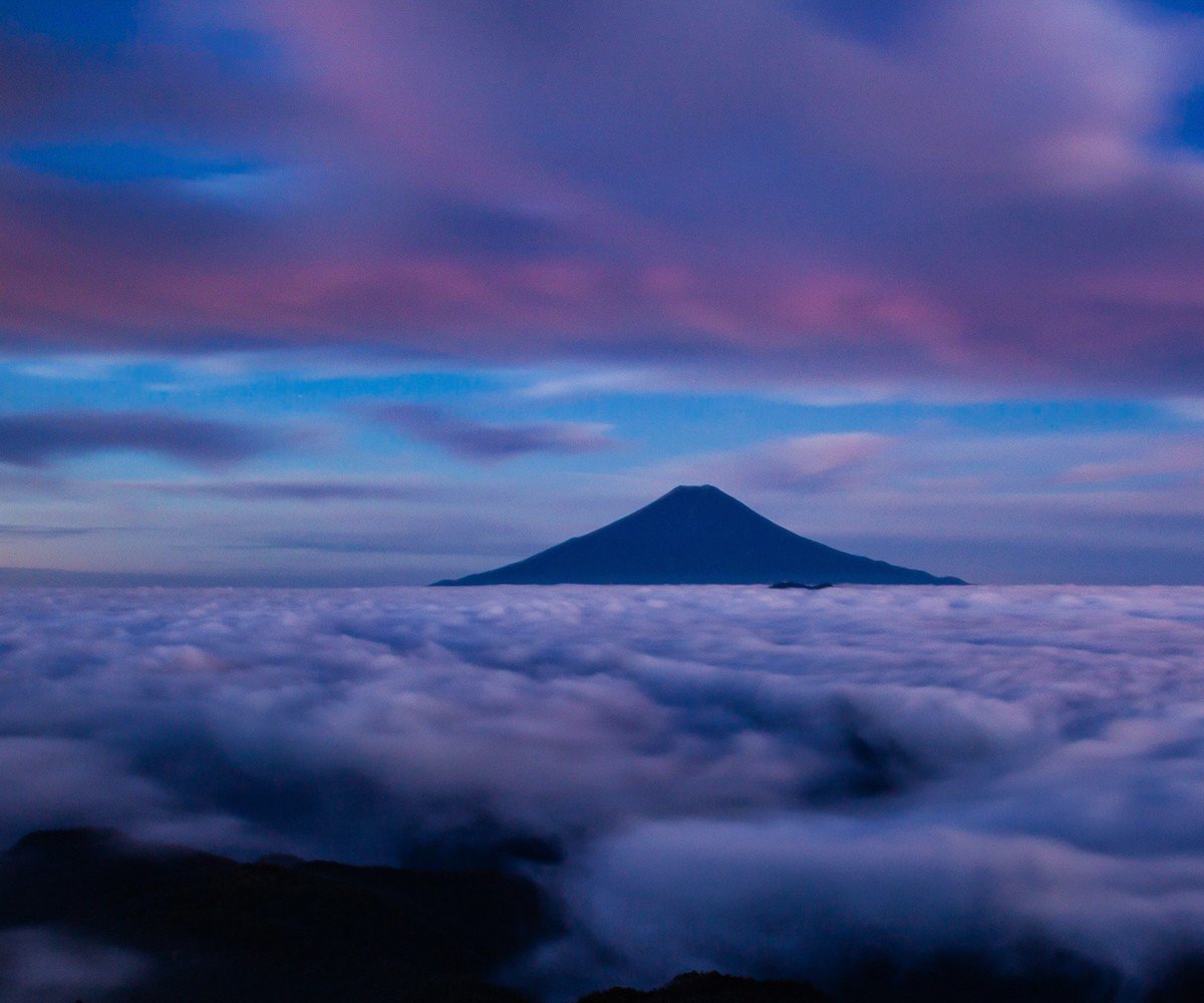 hina21no3's tweet photo. 夜明けの色

雁ヶ腹摺山で以前撮影
#富士山　#雲海　#夜明け https://t.co/gbtyFOLcgj