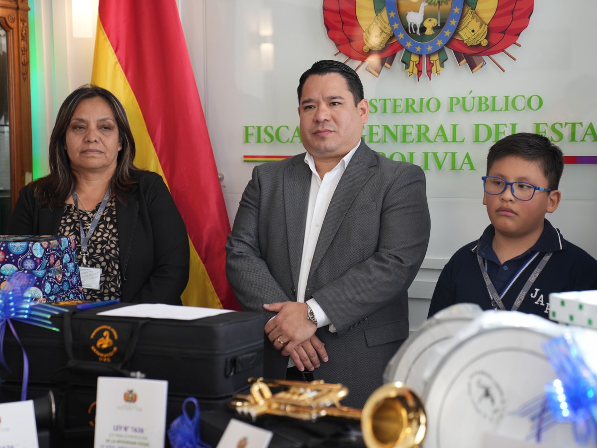 FGE_Bolivia's tweet photo. 📍 SUCRE: FISCAL GENERAL DEL ESTADO DONA INSTRUMENTOS MUSICALES A LA BANDA ESCOLAR DE LA UNIDAD EDUCATIVA JUANA AZURDUY DE PADILLA “B” EN SU 122º ANIVERSARIO 

https://t.co/phDwYetrtF

#EcosistemaROMA
#MinisterioPúblicoBolivia
#RogerMariacaFiscalGeneral https://t.co/rQPuGmwcJ0