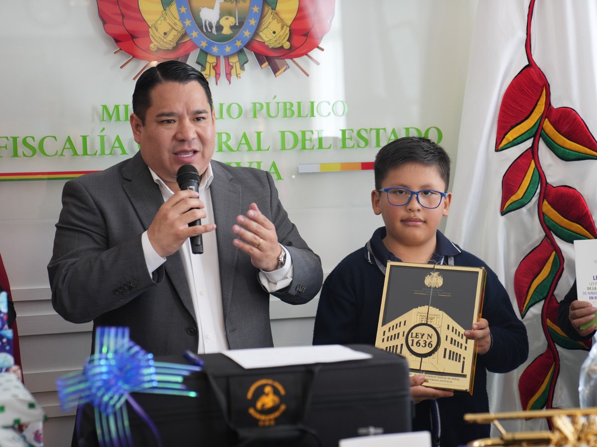 FGE_Bolivia's tweet photo. 📍 SUCRE: FISCAL GENERAL DEL ESTADO DONA INSTRUMENTOS MUSICALES A LA BANDA ESCOLAR DE LA UNIDAD EDUCATIVA JUANA AZURDUY DE PADILLA “B” EN SU 122º ANIVERSARIO 

https://t.co/phDwYetrtF

#EcosistemaROMA
#MinisterioPúblicoBolivia
#RogerMariacaFiscalGeneral https://t.co/rQPuGmwcJ0