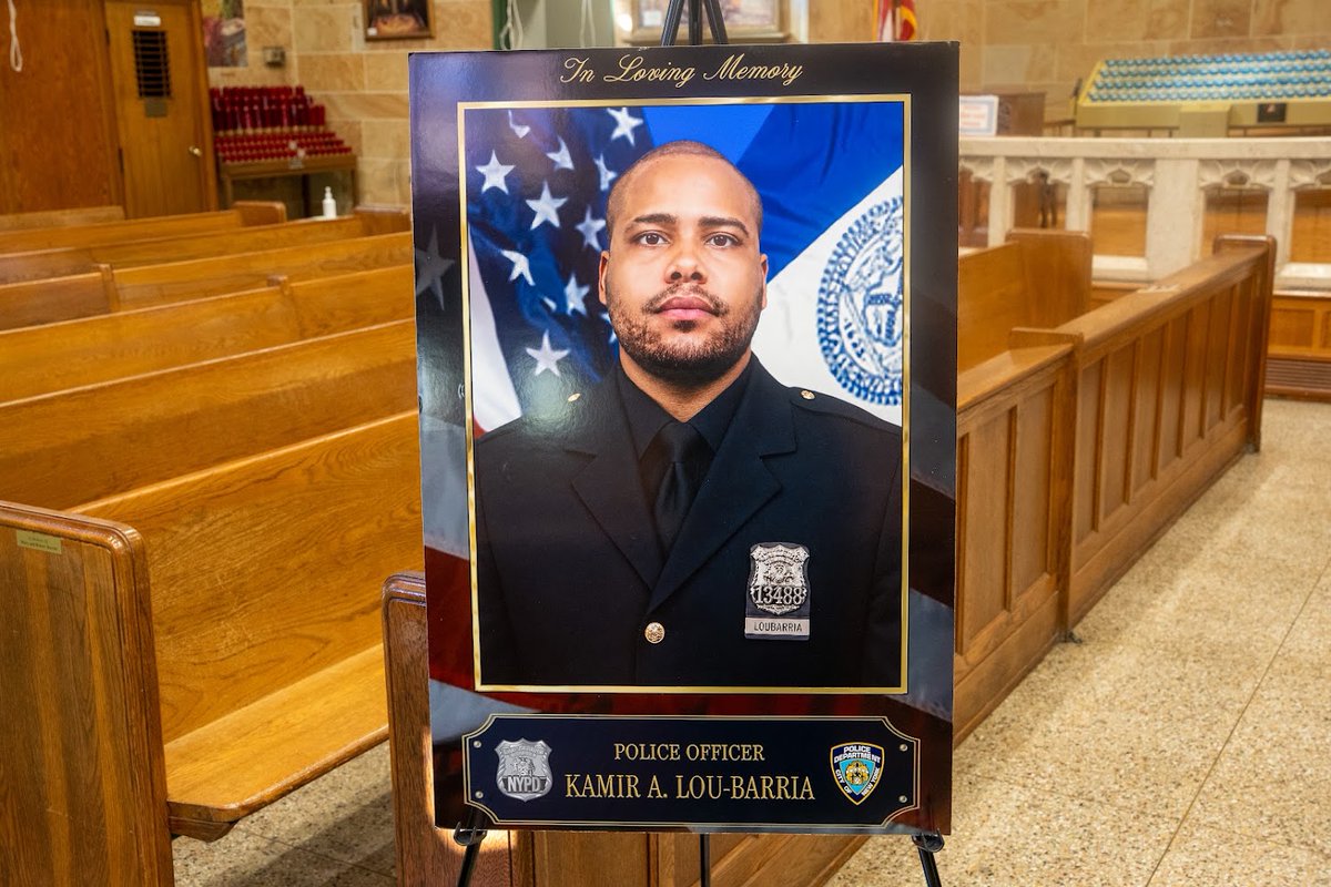 NYPDnews's tweet photo. Today, the NYPD came together to honor and remember Probationary Police Officer Kamir Lou-Barria. Kamir tragically passed away last week.

He was a committed recruit, ready to help his city and make a positive impact.

We will never forget him.  #FidelisAdMortem https://t.co/0bQBlbNvTB