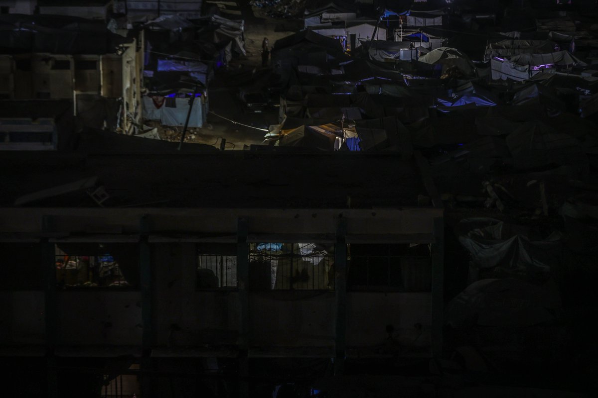 ConflictTR's tweet photo. İsrail saldırılarının devam ettiği Gazze'de elektrik kesintisi nedeniyle Filistinliler, karanlıkla mücadele etmeye çalışıyor. https://t.co/FMZGryNBhz