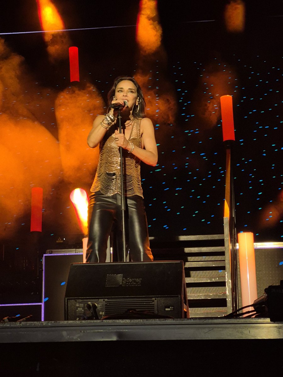 _LauraVS_'s tweet photo. Cerramos el verano de la mejor manera: con música y contigo @Chenoa sobre el escenario ❤️
Gracias por seguir haciendo que cada concierto sea tan especial.
Por muchos años más de música. Siempre serás nuestra banda sonora favorita 🤗😘 https://t.co/rlTfJ0oOMw