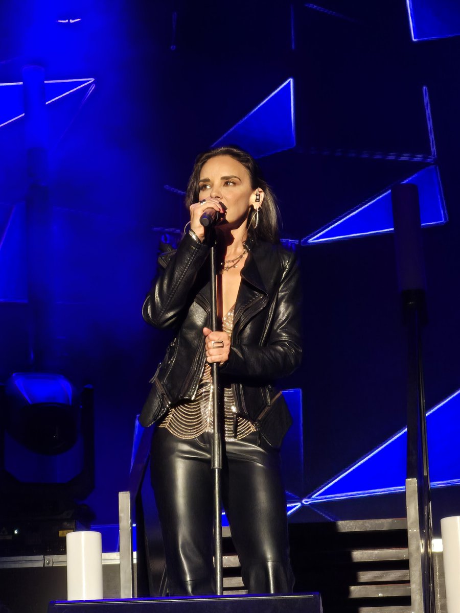 _LauraVS_'s tweet photo. Cerramos el verano de la mejor manera: con música y contigo @Chenoa sobre el escenario ❤️
Gracias por seguir haciendo que cada concierto sea tan especial.
Por muchos años más de música. Siempre serás nuestra banda sonora favorita 🤗😘 https://t.co/rlTfJ0oOMw