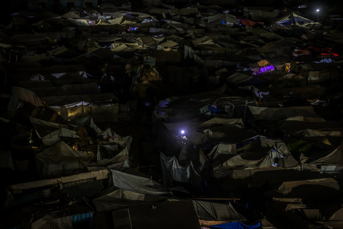 ConflictTR's tweet photo. İsrail saldırılarının devam ettiği Gazze'de elektrik kesintisi nedeniyle Filistinliler, karanlıkla mücadele etmeye çalışıyor. https://t.co/FMZGryNBhz
