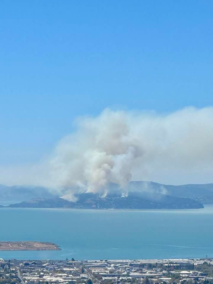 JamesJayHahl's tweet photo. Angel Island prescribed burn 🔥 https://t.co/LHoxpIBKYp
