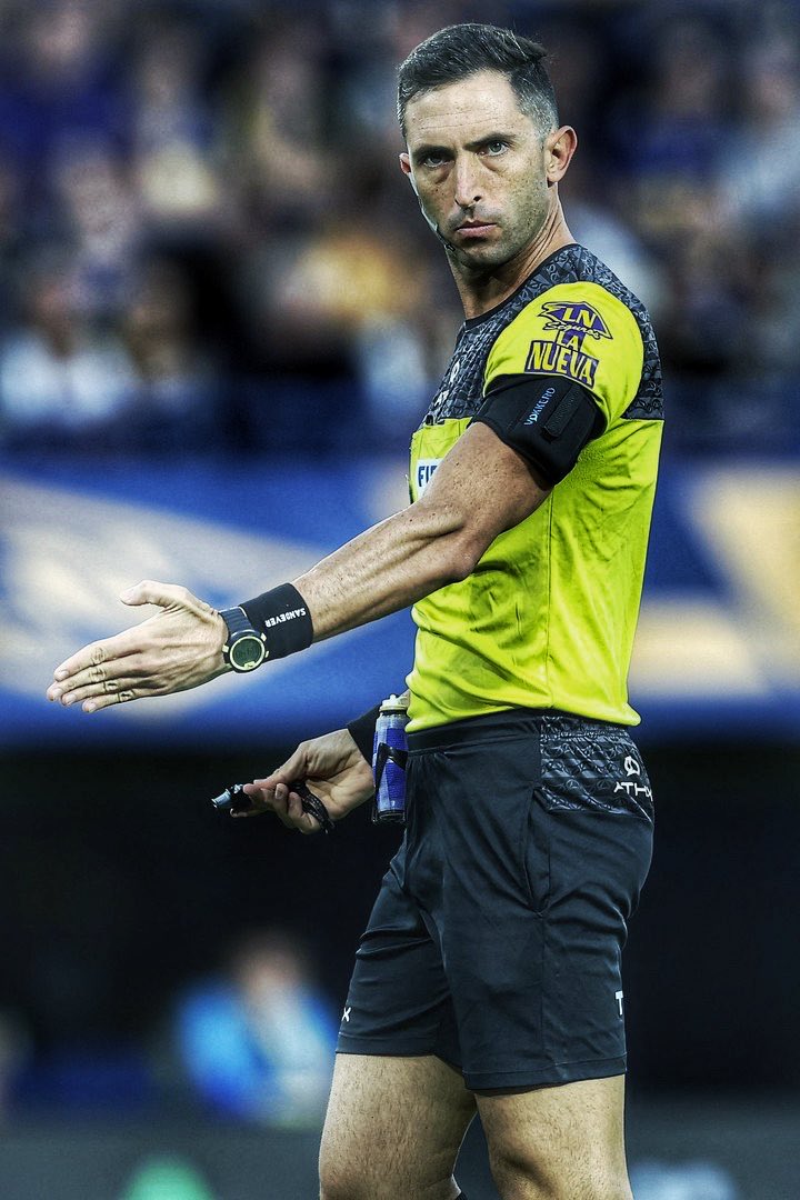 DebateSL's tweet photo. ⚠️👤 NAZARENO #ARASA SERÁ QUIEN IMPARTA JUSTICIA EL PRÓXIMO DOMINGO ENTRE #SANLORENZO Y #BOCA.

⚽️ Dirigió 14 VECES a #CASLA:

✅ 4 VICTORIAS
🟰 5 EMPATES
❌ 5 DERROTAS

Vuelve al #NuevoGasómetro luego del ROBO ALEVOSO en Santiago del Estero. 👀 https://t.co/g89iFYFfYc