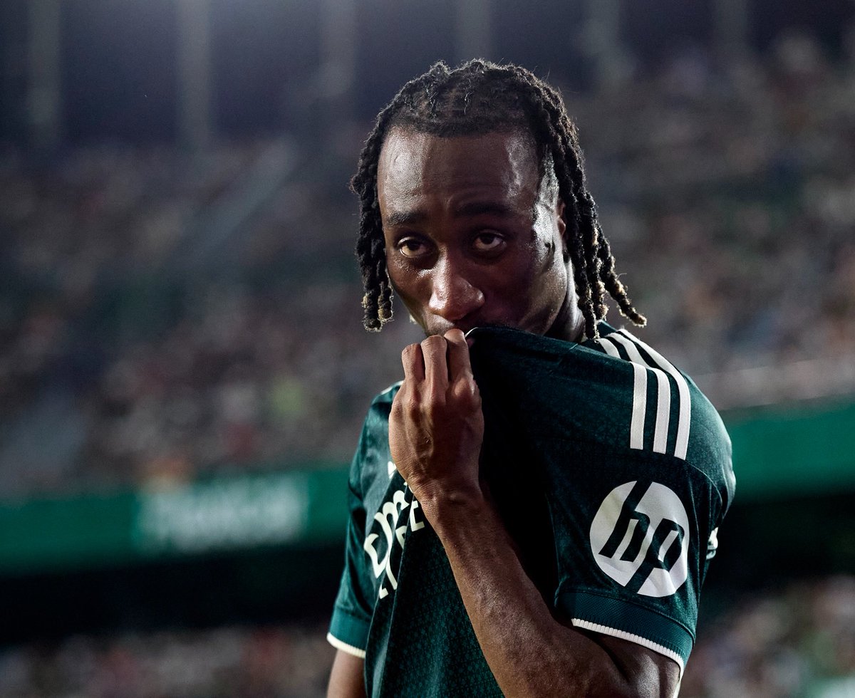 FabrizioRomano's tweet photo. 🤍😘 Yan Diomande, kissing the Real Madrid badge after the win against Elche.

Follows his first assist since joining the club. https://t.co/Gr5oPCQUBV