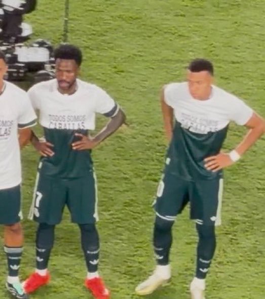 luisfernandeza9's tweet photo. Esto es simplemente la consecuencia de un club donde en los últimos años mandan esta panda de niñatos consentidos como Vinicius y Mbappe, entre otros, un vestuario sin capitanes de verdad, y un Presidente que ya no sabe ni por dónde le pega el viento. Increíble la degradación. https://t.co/iitXrv8nY8