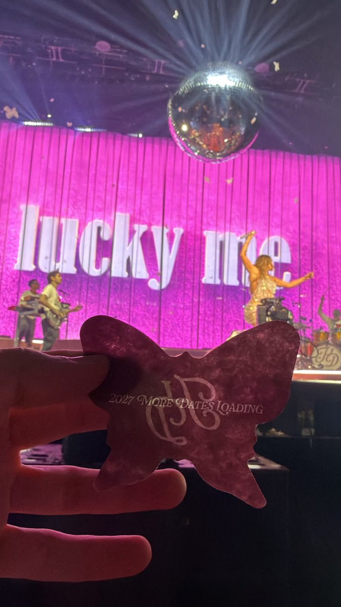 HilaryDuffBR's tweet photo. VEM BRASIL! 🇧🇷 Hilary Duff usou as borboletas espalhadas ao final do show de Londres para divulgar que novas datas da turnê virão em 2027! O anúncio dos locais será feito no dia 23/9 às 10h! https://t.co/lI3p0HXtzq
