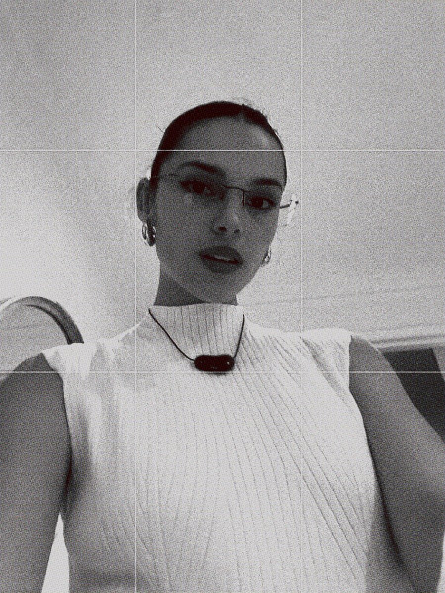 xWeapxn's tweet photo. .                       
             ✗   𝐊𝐈𝐍𝐍𝐄𝐘   .𝄍 —𝟶𝟶
 
    ——   “ Entonces.. ¿Las gafas te dan 
                        el intelecto eh? ”
            
 es claro que bromea, tomó las gafas de jean. https://t.co/KGz2eN4Gpl