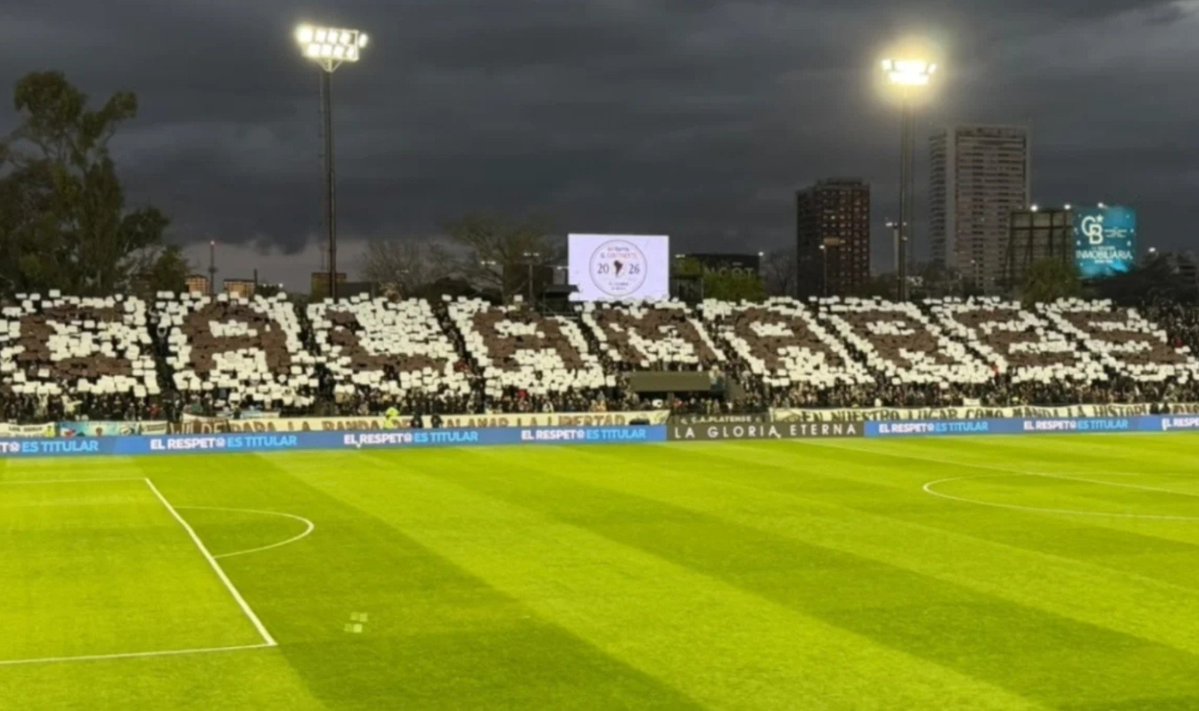 DePrimeraa's tweet photo. El mosaico de la gente de Platense para recibir al equipo contra Fluminense. https://t.co/KURCrk0OZn