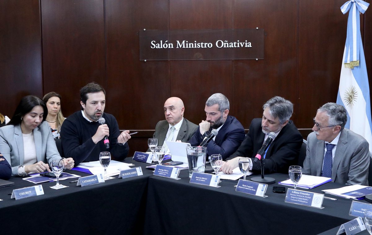 nkreplak's tweet photo. Después de muchas solicitudes de los ministros y ministras, tuvimos un Consejo Federal de Salud dedicado a trabajar sobre la reforma de salud mental que el Gobierno nacional quiere impulsar. 

El rechazo fue unánime de todas las provincias que, además, solicitamos la creación de un Plan Nacional ante el innegable aumento de los problemas de salud mental, las adicciones y los suicidios.

El rechazo a la reforma de la Ley de Salud Mental se basa principalmente en cuatro puntos: la necesidad de incorporar obligatoriamente psiquiatras para evaluar una internación, que puede convertirse en una barrera de acceso en todo el país; la obligatoriedad de contar con familiares para poder dar el alta a una persona internada contra su voluntad, que puede generar internaciones prolongadas para quienes no tengan familia; la obligatoriedad del seguimiento posalta por parte del Poder Judicial, que generaría mayor burocratización y complicaciones en los tratamientos ambulatorios y, además, reproduce la criminalización de los problemas de salud mental; y la reincorporación de prácticas manicomiales en instituciones monovalentes de salud mental que vulneran los derechos y la autonomía de las personas.