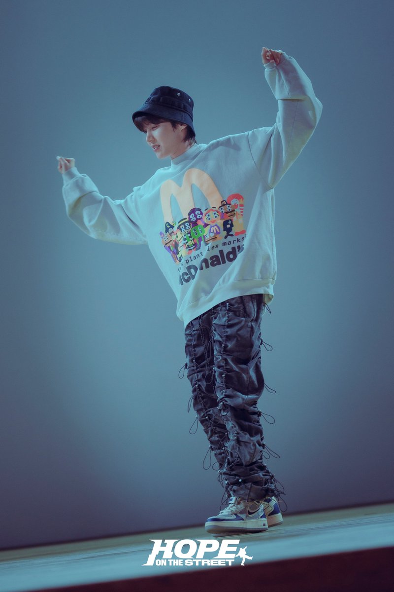 LiaIC52's tweet photo. @loveforJustyna_ @dulseokbangtan Even during Hobi's documentary, he was in the military and his company posted a photo of him in McDonald's T-shirt, even if they don't stand for it HYBE does and they are saying nothing about it, that's literally what Ed Sheeran is being cancelled for. https://t.co/Rn0iCGn1hO