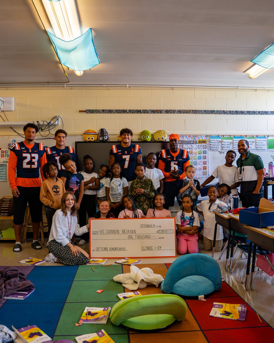 IlliniFootball's tweet photo. Putting in the extra yard for our teachers in the community.

#BigDayforTeachers x @CFPExtraYard https://t.co/9sPBhvVI37
