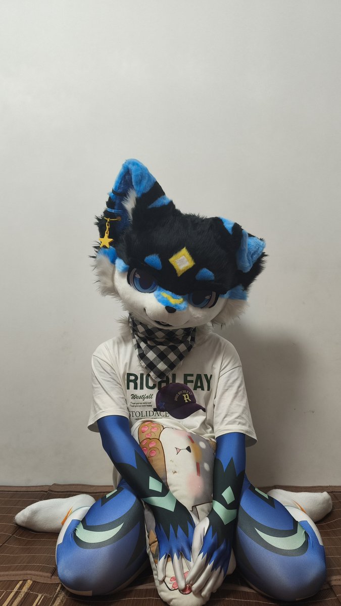 BYinxuan1493's tweet photo. 穿衣服有点热热滴，能不能帮我脱一下～泥还可以摸摸我肚子喔～嘿嘿 https://t.co/d8ZP5p2xFI
