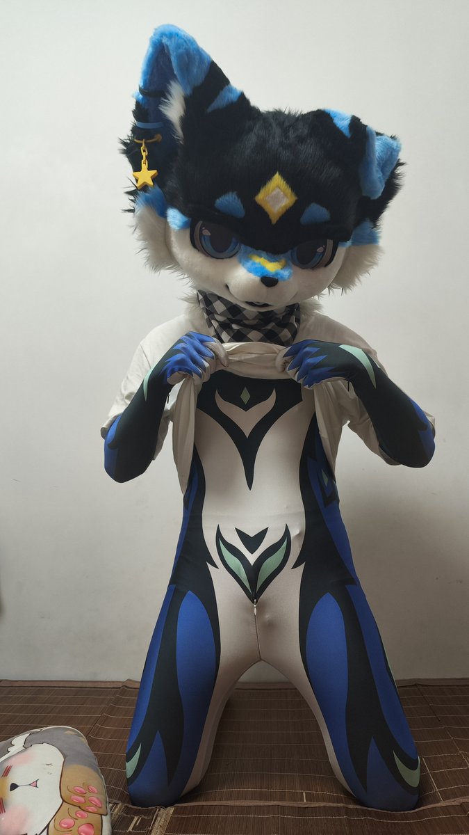 BYinxuan1493's tweet photo. 穿衣服有点热热滴，能不能帮我脱一下～泥还可以摸摸我肚子喔～嘿嘿 https://t.co/d8ZP5p2xFI