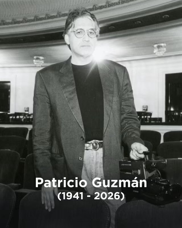 FilmotecaUNAM's tweet photo. La Nostalgia de la luz se ha apagado. 

Desde #FilmotecaUNAM lamentamos la muerte del documentalista chileno Patricio Guzmán, insigne director cuya búsqueda infinita permeó a todo el cine latinoamericano. 

Que descanse en mucho cine.

Foto: @CinetecaChile. https://t.co/MH6OQo1wau