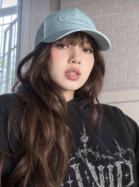 jenniewhk's tweet photo. this jennie         with               this lisa https://t.co/75DYnCgq3v
