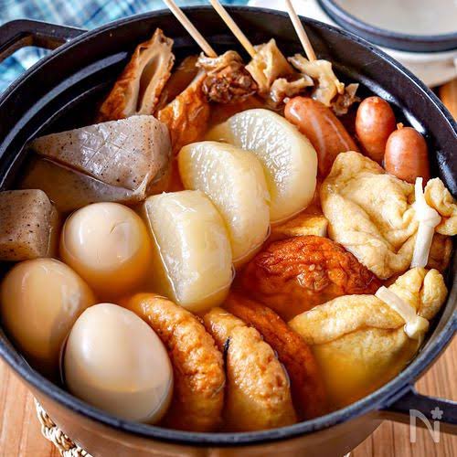 kasufan's tweet photo. ★ 「おでん」の名前の由来★「おでん」は「田楽」を意味する女房言葉であり、「おでん」の「でん」は豆腐のことである。女房言葉とは、室町時代から宮中に仕える女房が使い始めた言葉のことである。「田楽」とは、もともと食べ物の名前ではなく、平安時代に豊穣祈願のために踊った舞のことを指す https://t.co/TpAd8QRBNC