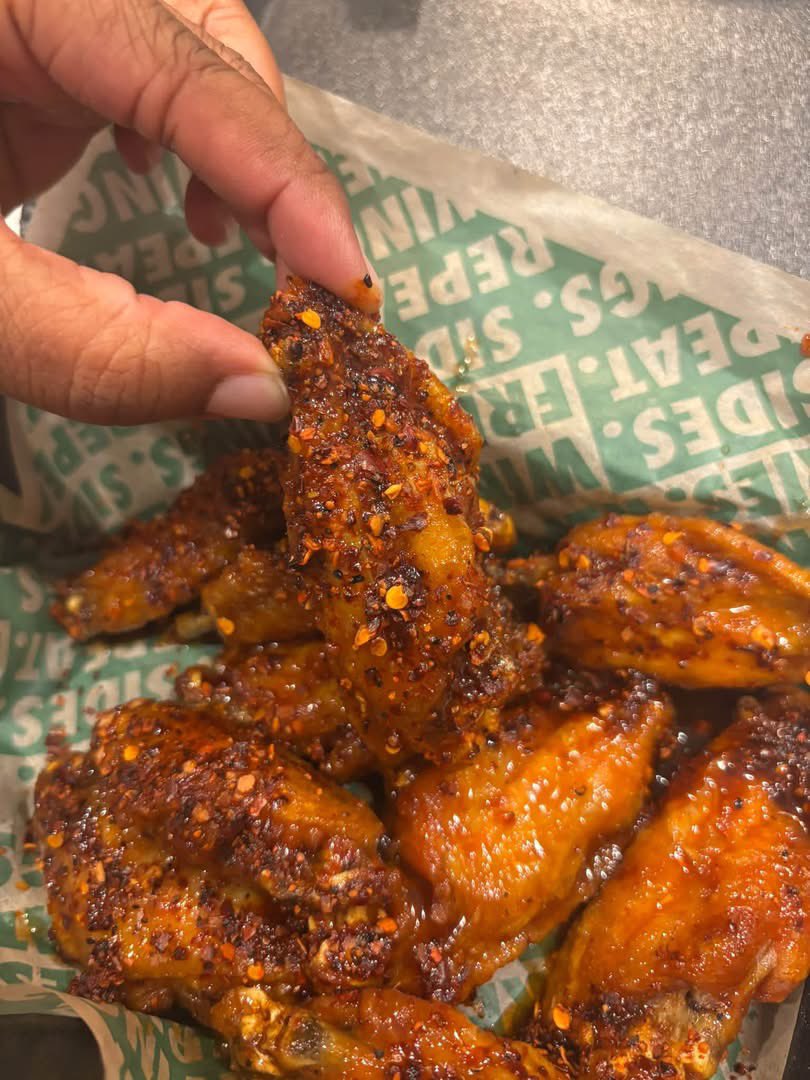 PoohDaManz's tweet photo. Why My Wings Don’t Never Look Like This 🤣 @wingstop https://t.co/pj6t3GojT7