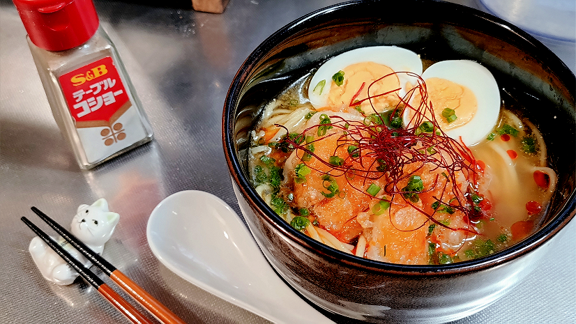 Griz_FS_FAMILY's tweet photo. 全然美味くねぇ干しエビが大量にあるし、エビが１パック半額１５０円だったから、サラダ油で炒めてから水、酒、味醂、塩、味覇、ごま油、世紀末畑のニンニク、ネギ、ゆで卵、エビの天ぷらと中華麺をぶち込んで「海老塩ラーメン」へ改造してやったぜ！旨い！出汁だけ採れば雑味も飛んで立派な食料だ！ https://t.co/4ncaHZBHyw