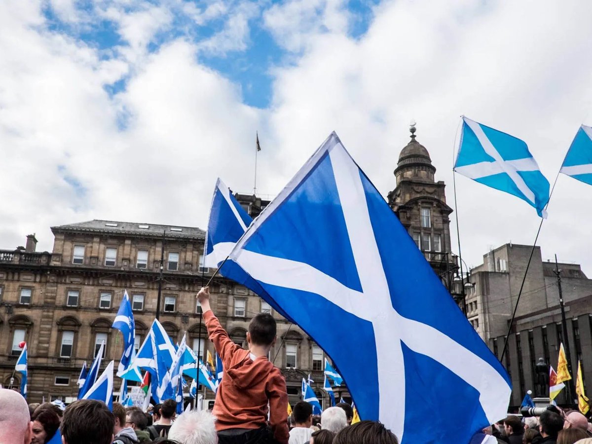MartinDandach's tweet photo. Hay un discurso absolutamente falso de Inglaterra en relación a Escocia en el que dicen que no van a habilitar un referéndum para que se puedan independizar porque el pueblo escocés ya dijo que no. La corona no solo está siendo deshonesta sino que está siendo mentirosa, porque toma como parámetro una votación de hace 12 años que se hizo cuando el Reino Unido pertenecía a la Unión Europea y con resultados que fueron muy parejos (55-45). Entre medio surgieron movimientos y perspectivas nuevas y encima los escoceses tuvieron que soportar dos años después una decisión absolutamente inconsulta de Londres y que ellos rechazaban decididamente, que fue el Brexit. Casi el 70% del pueblo escocés quería seguir siendo parte y la salida del Reino Unido de la Unión Europea provocó que mas personas en Escocia quieran la independencia, ser libres y poder definir su futuro de manera soberana. Hoy el único impedimento de un nuevo referéndum es inexplicablemente Londres, que no tiene ninguna justificación para seguir boicoteando que Escocia decida si quiere seguir siendo o no del reino. La decisión sobre el futuro le corresponde exclusivamente a los escoceses 🏴󠁧󠁢󠁳󠁣󠁴󠁿