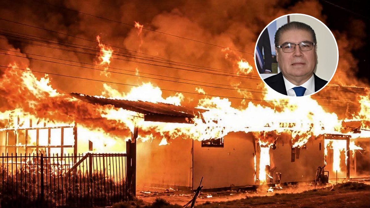 Cooperativa's tweet photo. "Si cierras un vertedero y no tienes dónde botar la basura, generas un problema peor": Seremi fue despedido por desgraciada analogía sobre el incendio que costó la vida a 16 personas en un hogar de ancianos de Pitrufquén https://t.co/6Pb9BWYgoU https://t.co/TQmbg3vDWF