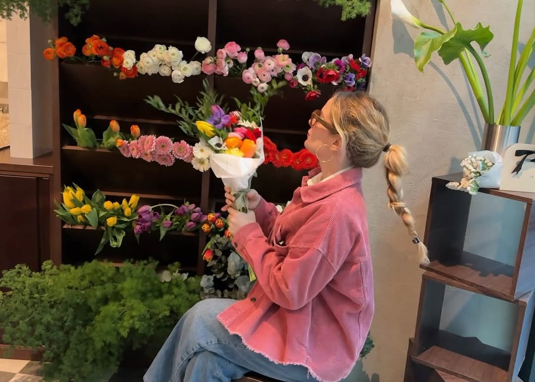 eva_calvanioo67's tweet photo. Anyone else having an existential crisis?????
Started the day crying, then   e i loro fiori + a dog che si chiama CAMILLO mi hanno svoltato la giornata🥲🩷

((Also il bacio con  ))) https://t.co/tsJ3mOdGBJ