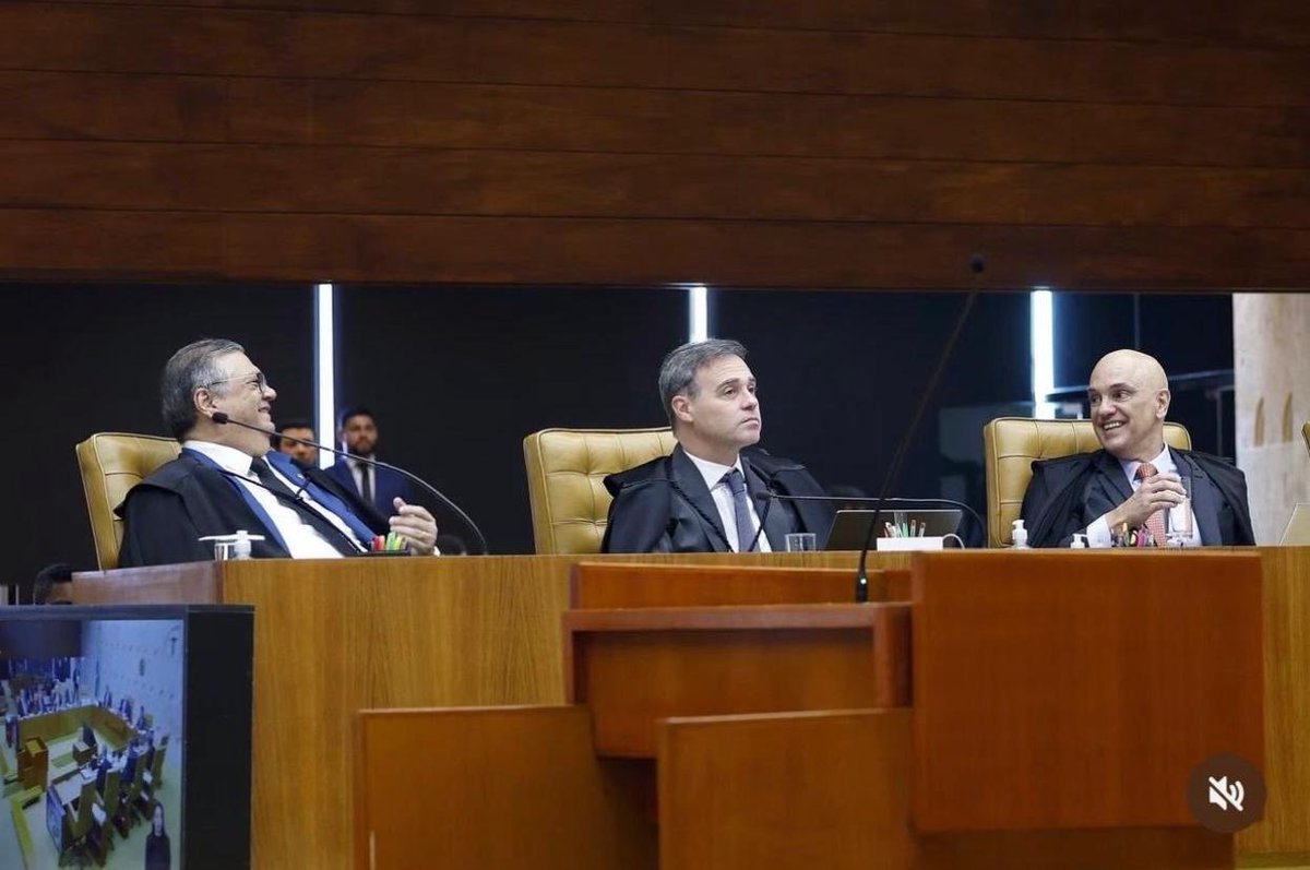 RodrigoLeao's tweet photo. Mendonça, eu te entendo.

Um vez denunciei desvio de merenda e recursos em uma escola. Dali em diante passei os piores anos da minha vida. 

Reunidos, os canalhas me acossaram e transformaram o denunciante em vilão. Não deu em nada e eu saí humilhado, vencido.

O Brasil cansa. https://t.co/pN1M4AknRB