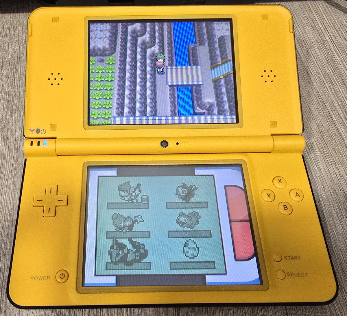 bramsp99's tweet photo. Yo me iba a comprar el Pokemon Rojo Fuego y Pokemon Verde Hoja para Nintendo Switch, pero Nintendo prefiere obligarnos a jugar a juegos antiguos para que cierre el Banco Pokemon.
Asique toca quitarle el polvo a las consolas antiguas 😅 https://t.co/XLDDQXLe9N